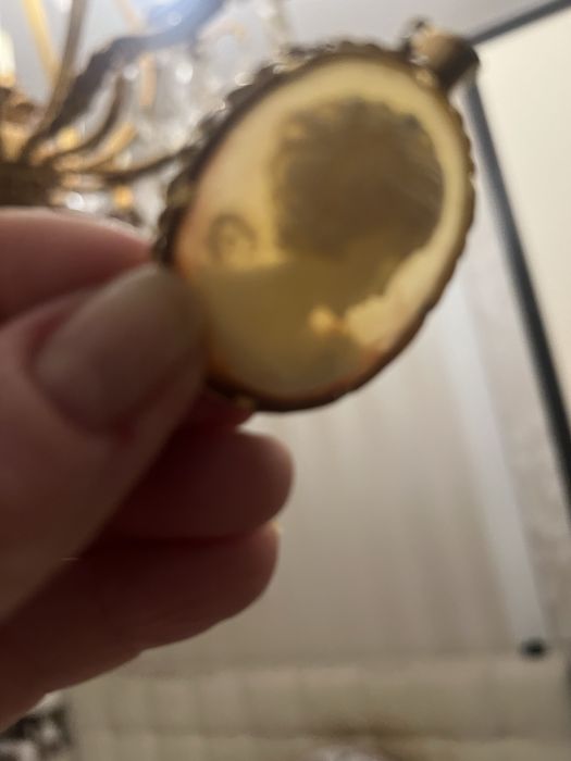 Продаю золотой медальон Камея и кулон