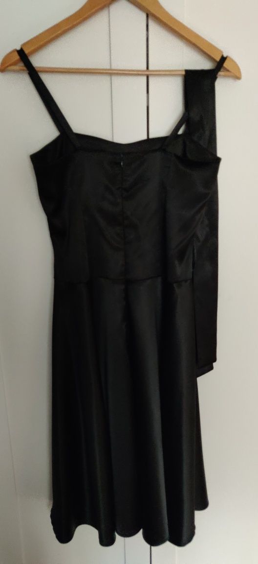 Czarna sukienka bankietowa r36