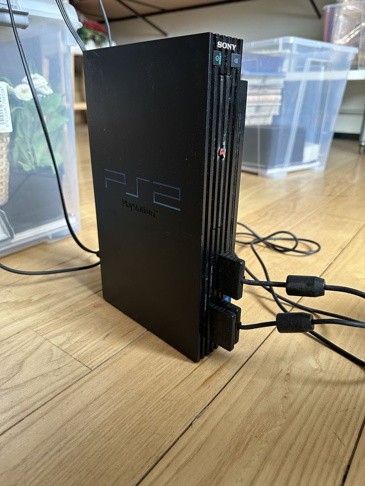 Playstation 2 com cabos e comandos
