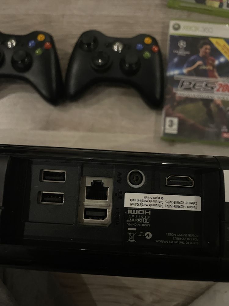 Xbox 360 E + Kinect, 2 pady, 4 gry, oryginalne pudełko
