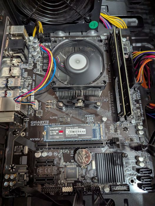 Gigabyte GA-A320M-S2HV2 + Ryzen 5  2400G + 16 DDR 4