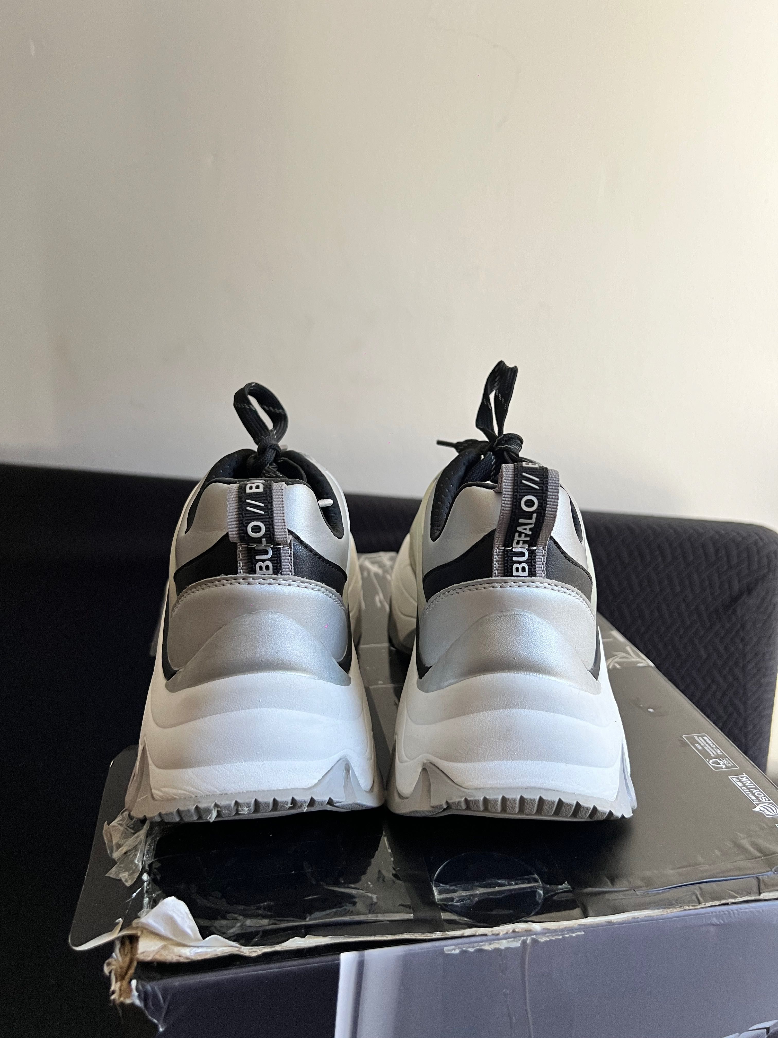 Ténis Buffalo trail one sneakers prateados brancos pretos