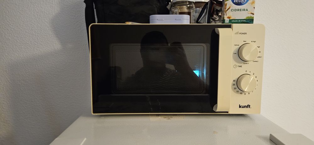 Vendo um frigorífico e um microondas