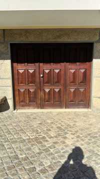 Portas e janelas em madeira castanha
