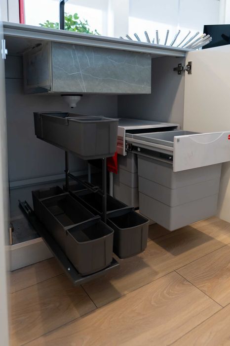 Cozinha de exposição moderna com eletrodomésticos – oportunidade!