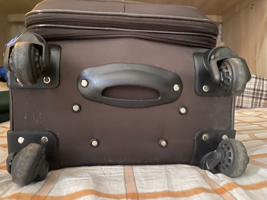 Продам чемодан недорого