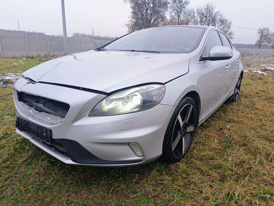 Volvo V40 R-design 2014r 1.6 benzyna PANORAMA kamera 150 koni FAKTURA VAT marża