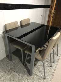 Mesa em vidro com cadeiras