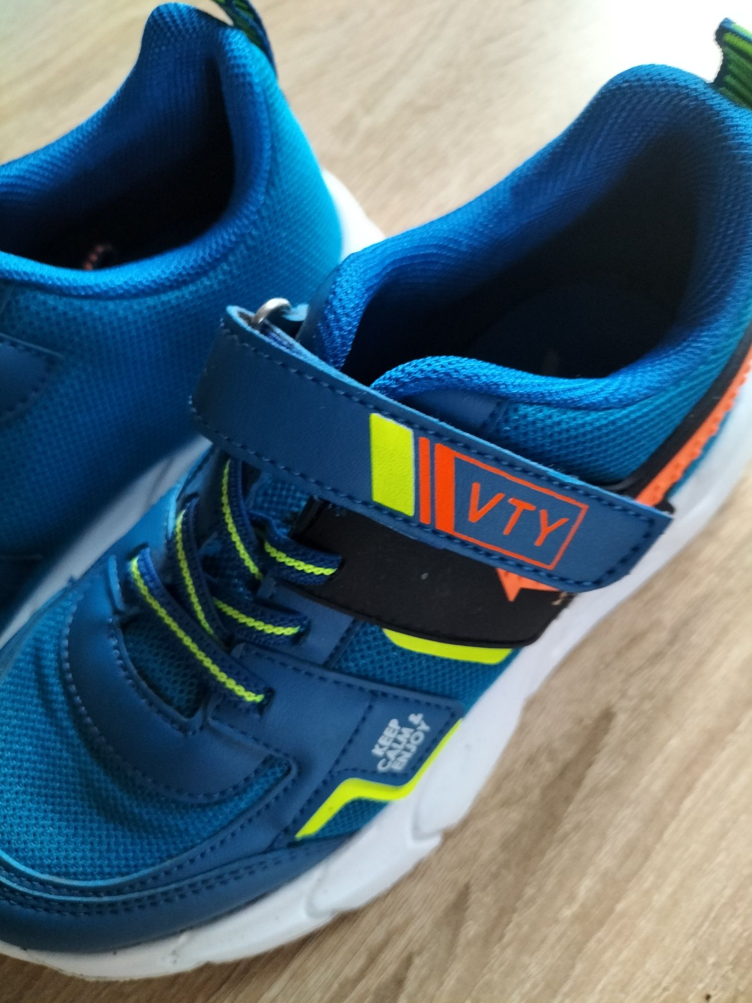 Nowe sneakersy Vty rozmiar 29