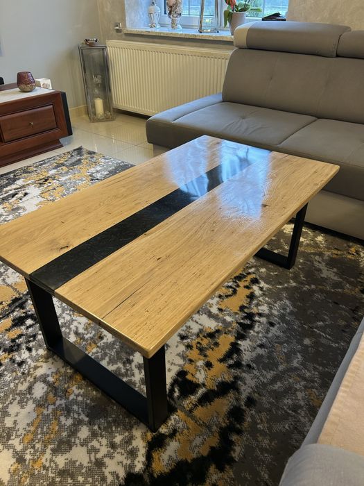 wyjątkowy stół z litego dębu i czarnej żywicy epoksydowej