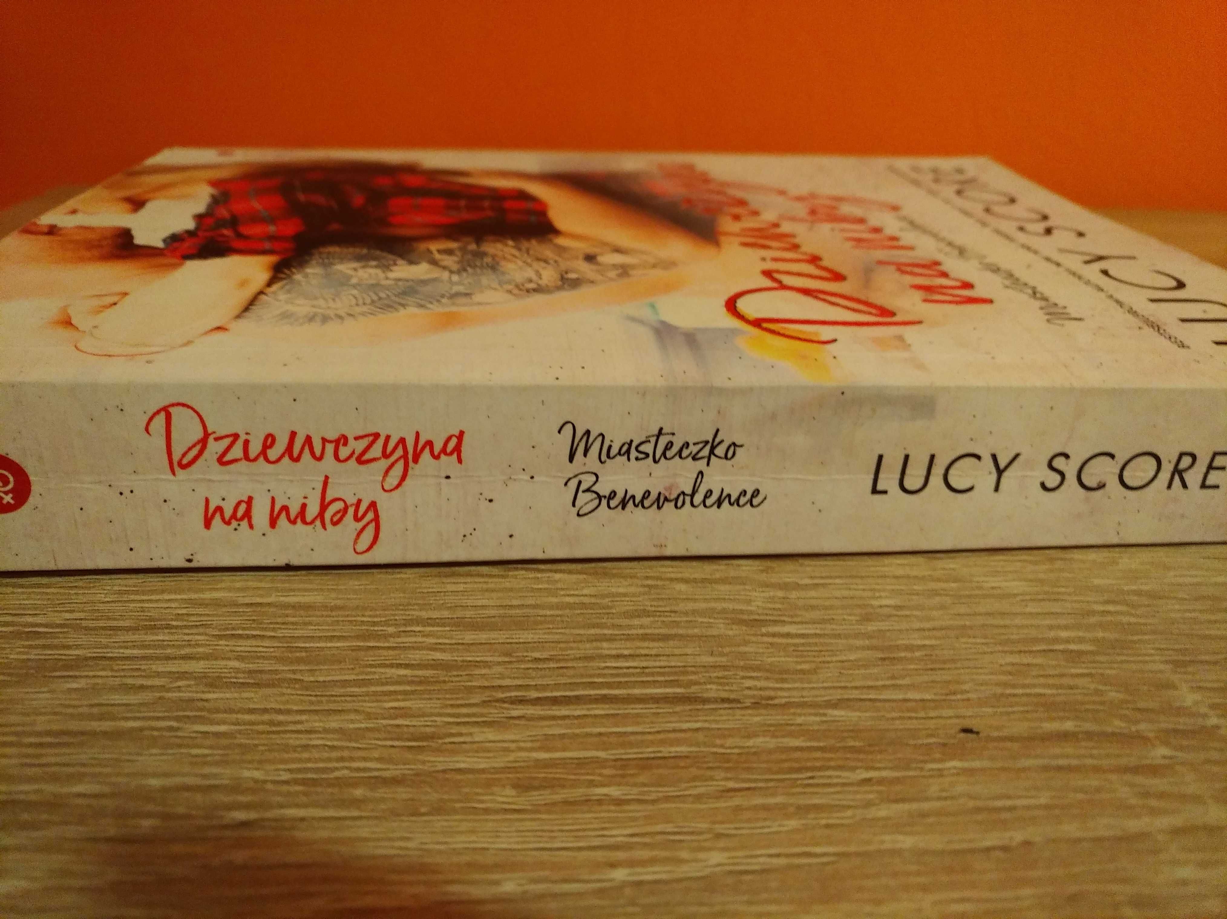 Dziewczyna na niby Lucy Score stan b. dobry