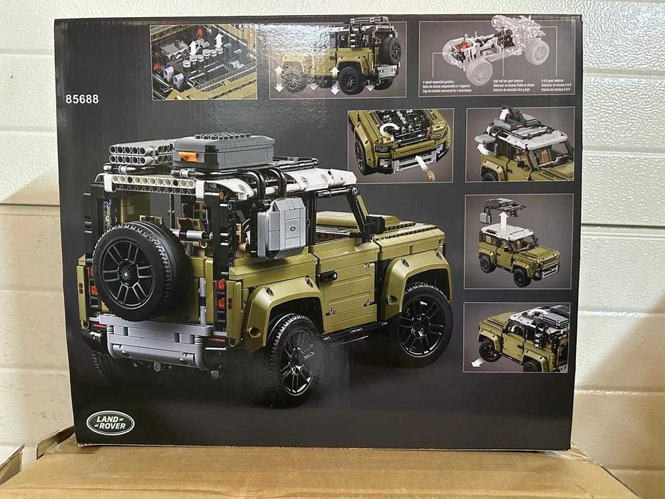 Конструктор Technic Land Rover Defender на 2573 деталей