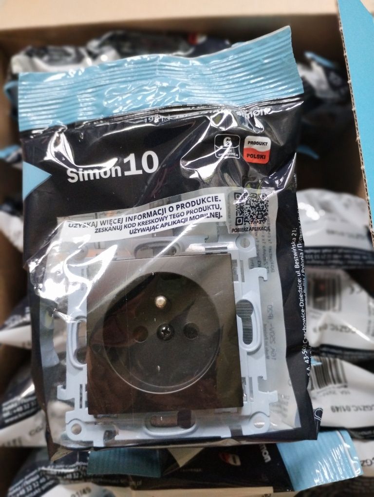 Gniazdko Simon 10 CGZ1C.01/49 czarny mat 12 szt.