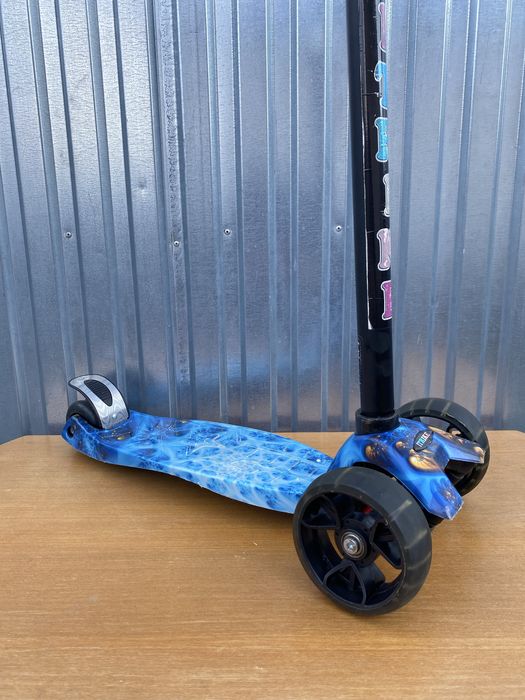 Дитячий триколісний самокат