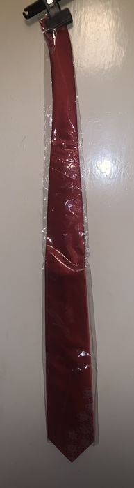 Галстук красного цвета