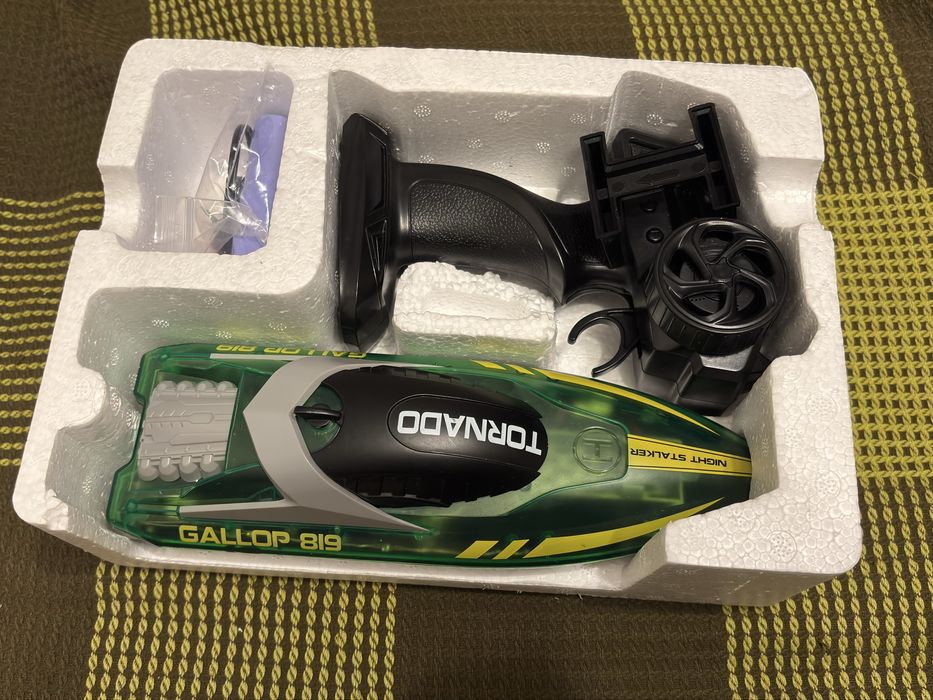 Катер на радіоуправлінні