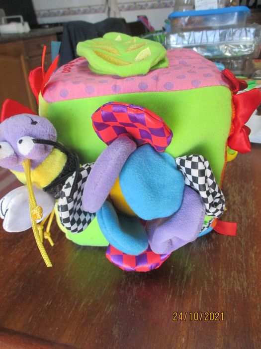 Cubo de atividades para bebe