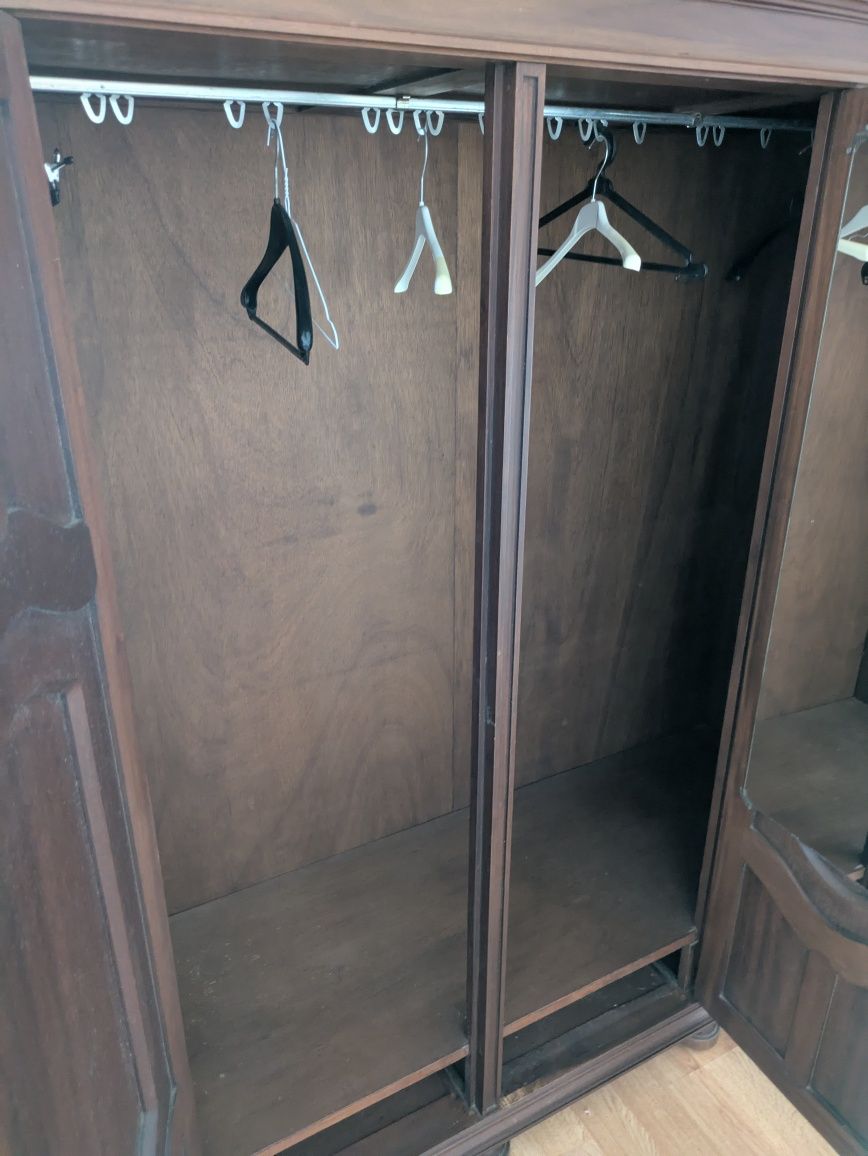 Roupeiro antigo para quarto