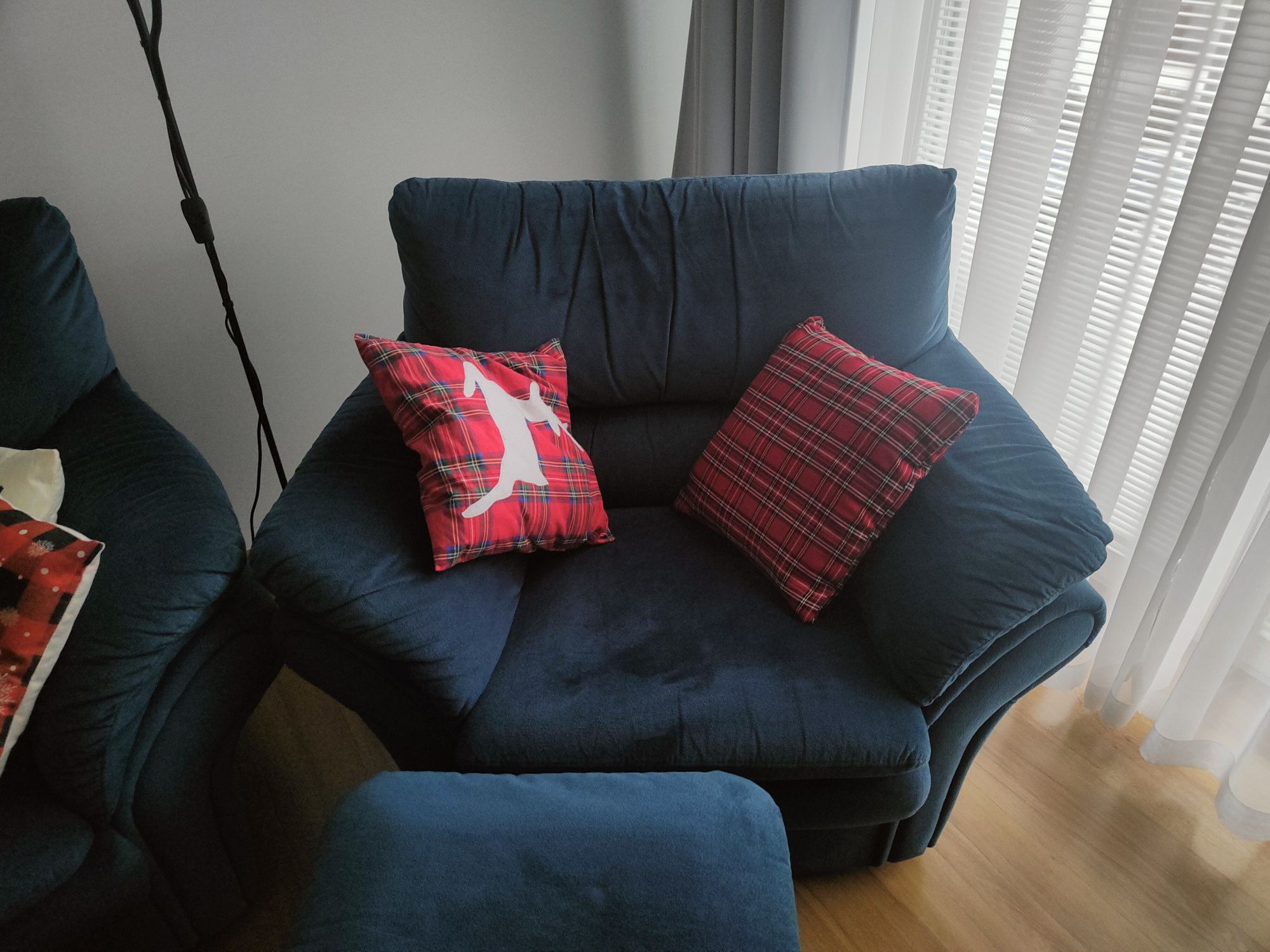 Wygodna sofa, fotel i pufa kolor morski.