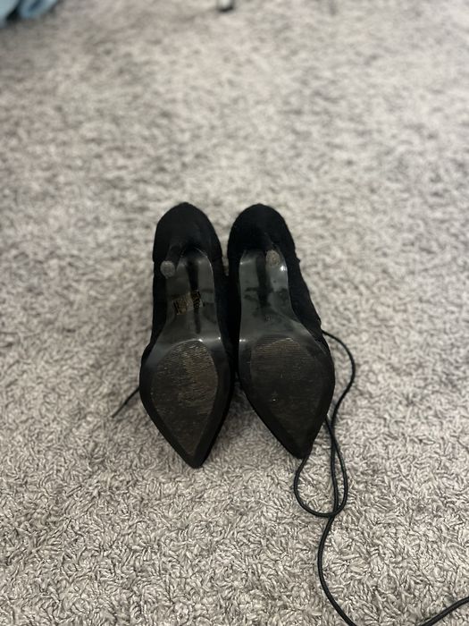 Czarne botki/sandałki na szpilce z wiązaniem – r. 36