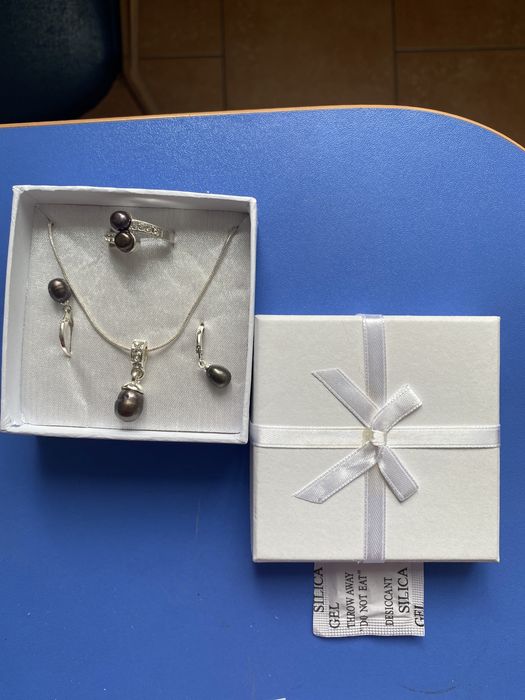 Продам нові наручні годинники  АVON і біжутерію