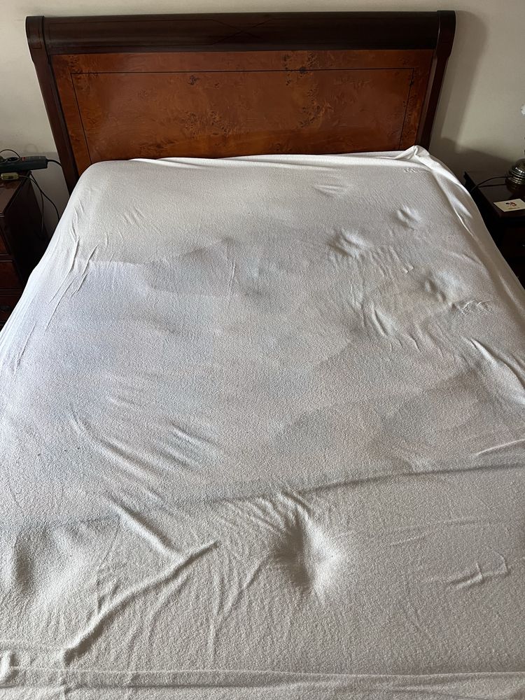 Cama sem colchão castanha escura