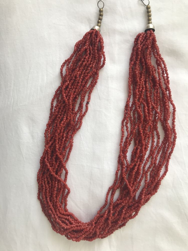 Colar oriental, de missangas, de cor de tijolo