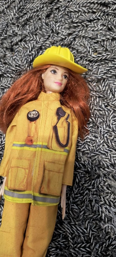 Sprzedam lalkę Barbie strażak