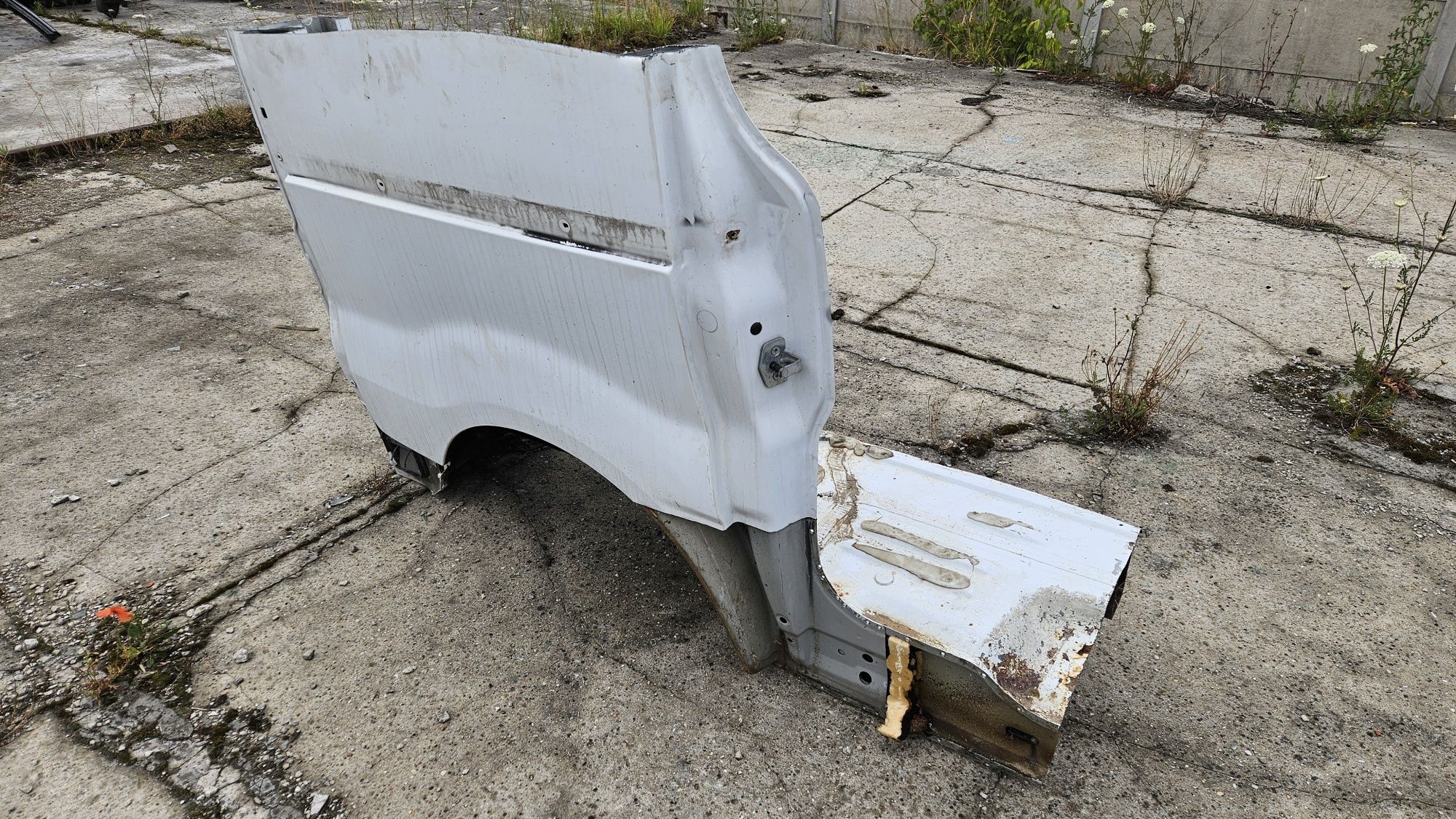 Błotnik tylny prawy tył poszycie tylne ćwiartka tylna opel vivaro