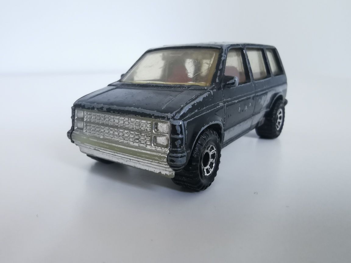 Matchbox Autko Resorak Model Dodge Caravan 1984 Rok Unikat 1:60