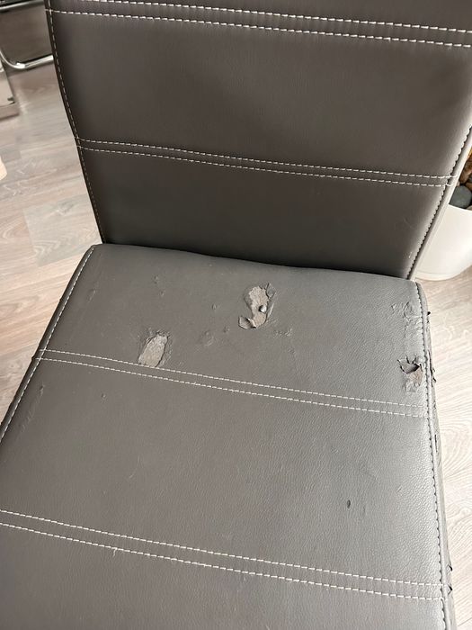 Szare krzesła z ekoskóry