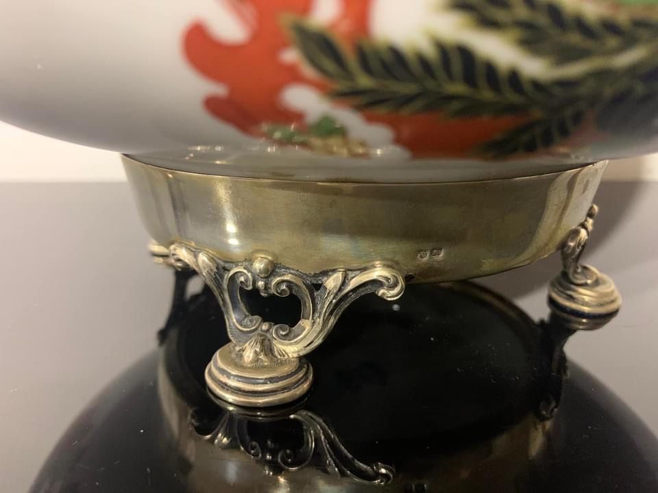 Taça em porcelana com base em prata