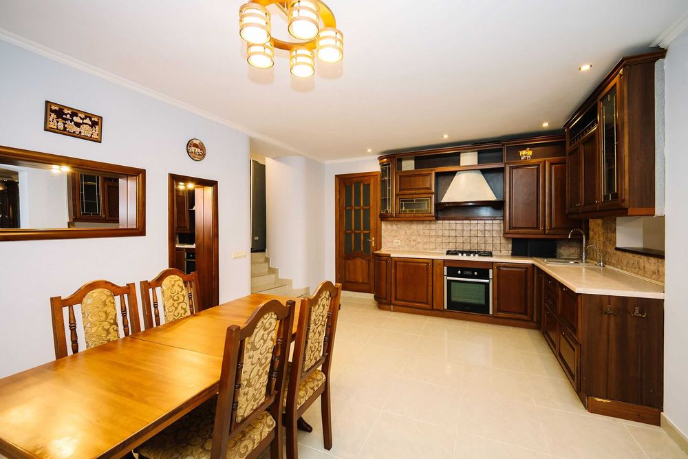 Простора дворівнева квартира в центрі!