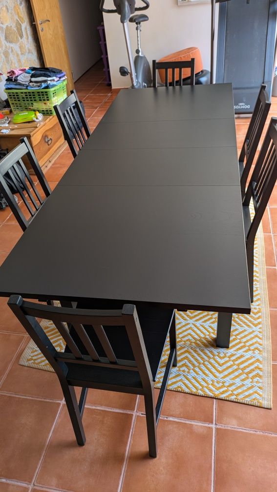 Conjunto de mesa e 6 cadeiras