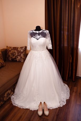 Красива весільна сукня