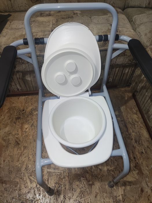 Продам крісло туалет і дорослі памперси