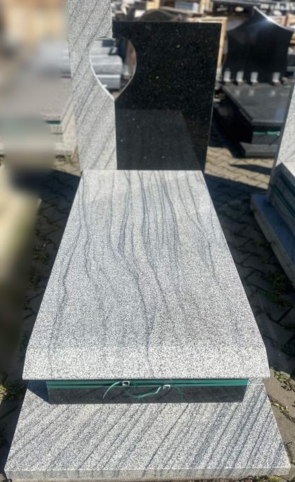 Nagrobek granitowy