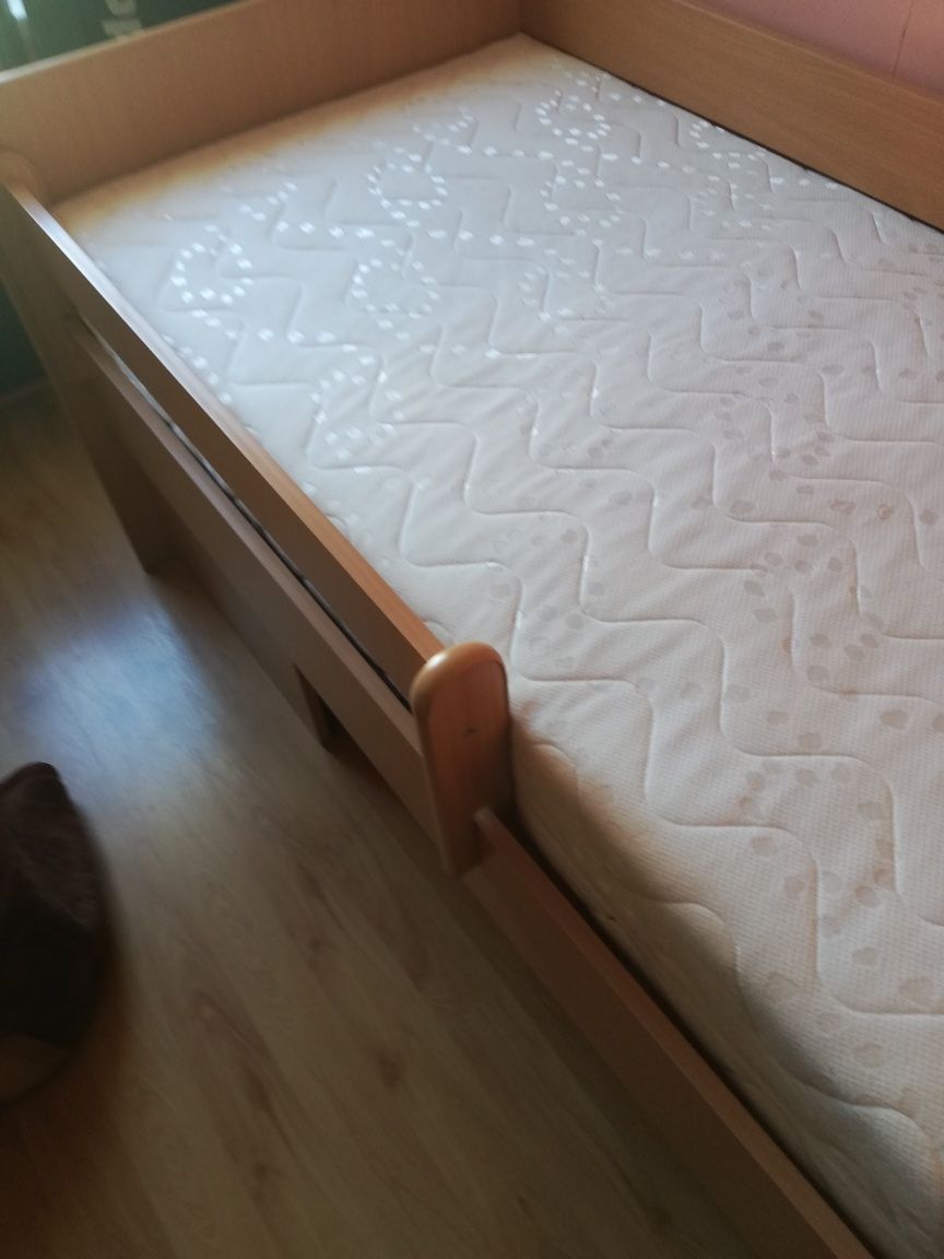 Łóżko w kolorze olchy z materacem