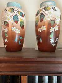 Dois vasos pintados em vidro Opalino