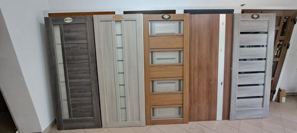 Дверні полотна з виставковою емблемою емблема тільки з однієї сторони