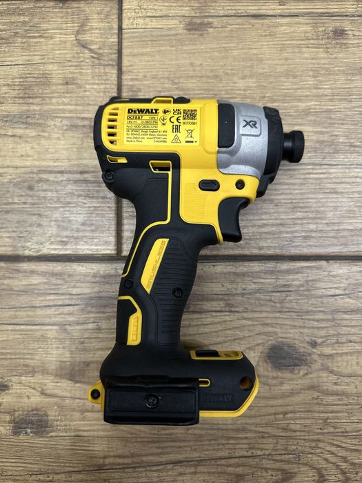Zakrętarka udarowa DCF887 DeWalt | Maks. moment: 205 Nm.