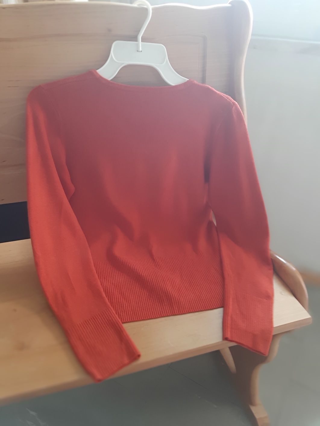 Bluzka,sweter,38, kolor ceglasty z oryginalną ozdobą.