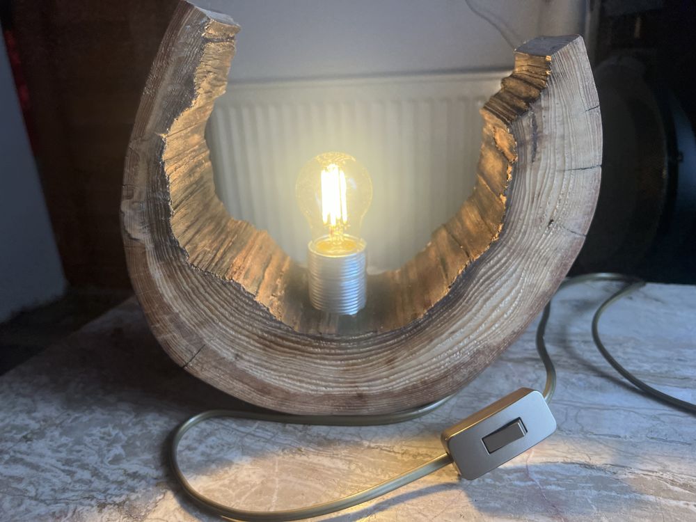 Lampka z drewna.