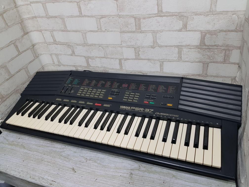 Синтезатор YAMAHA PSR 37/12 на 61/49 клавіш, б/у з Німеччини