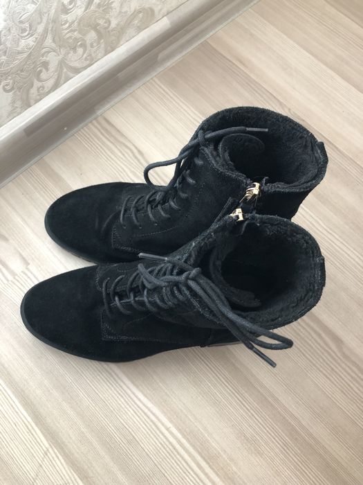 Чорні ботильйони з екозамші з утепленням