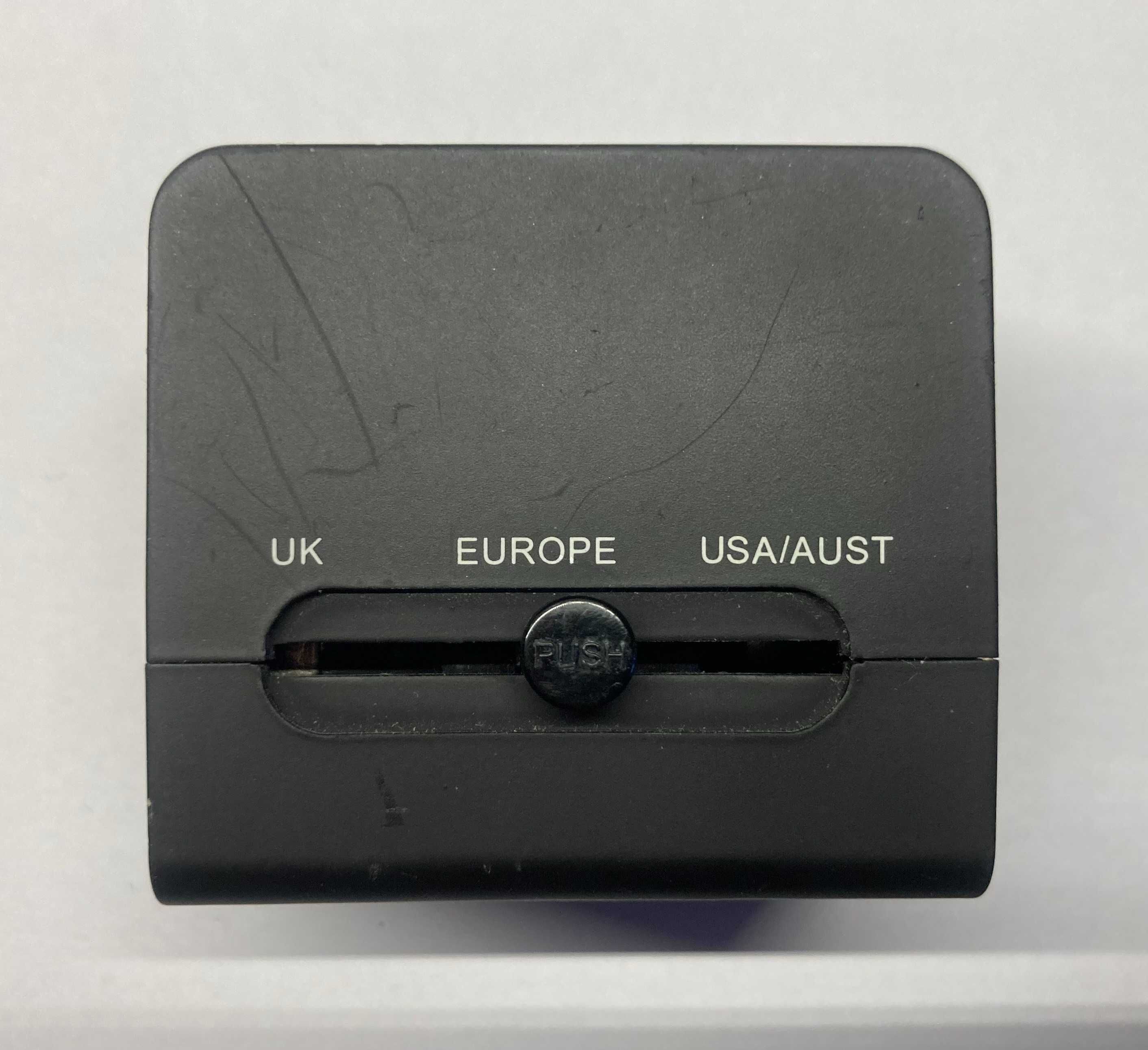 Універсальний дорожній мережевий перехідник PowerPlant з USB-виходом