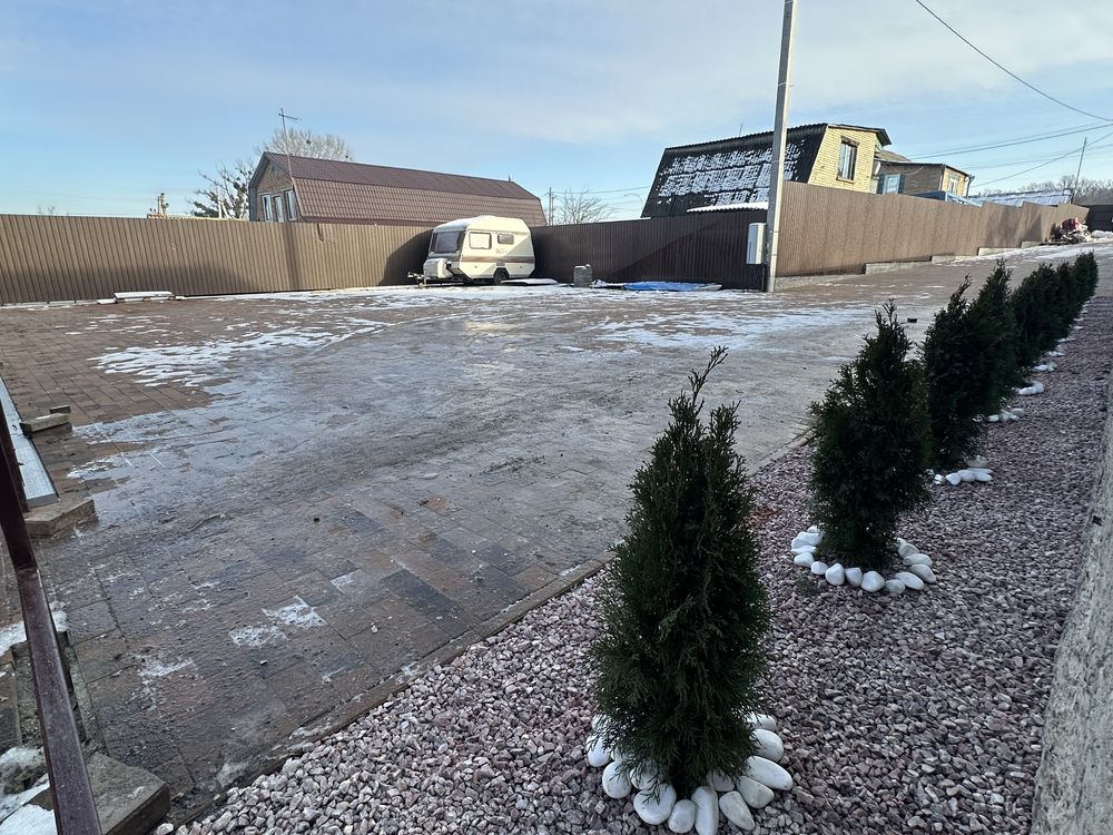 Таунтаус з закритотою територією та великою парковкою 3 сотки землі