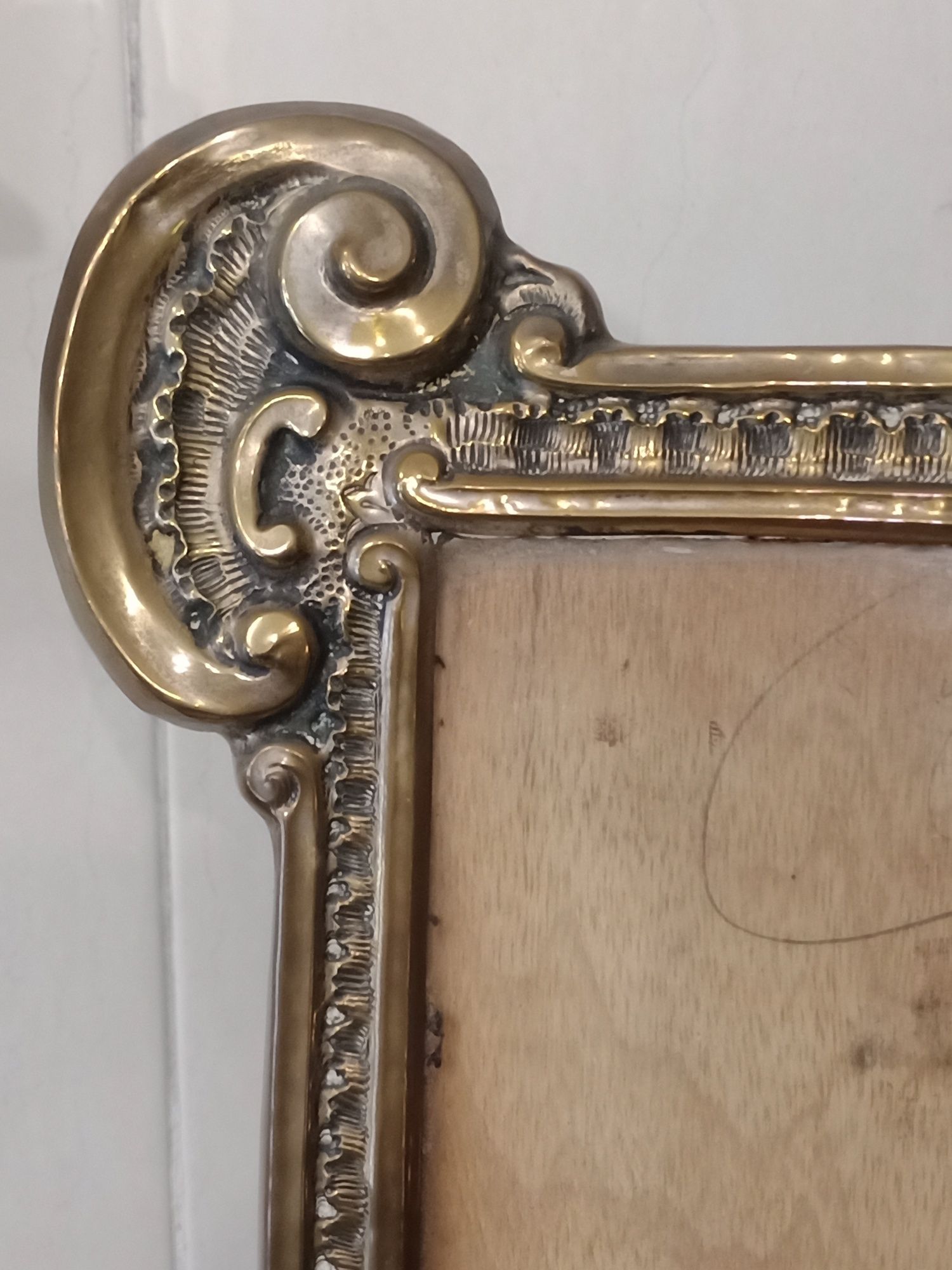 Moldura antiga em latão e vidro
