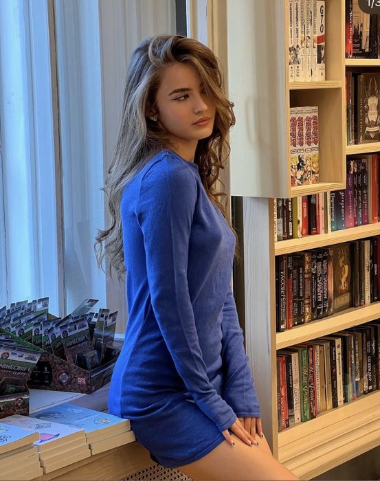 Плаття з вирізом на спині