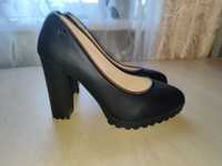 Туфлі жіночі на каблуку 39-розмір